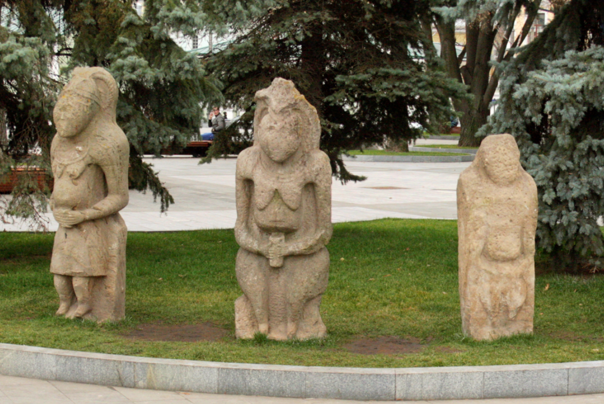 Polovtsian stone women on Constitution Square in Kharkiv. Author: Vladimir Liubachev. Wikimedia Commons